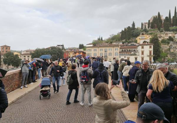 Boom of tourists in Verona on Easter day, the city of Romeo and Juliet ...