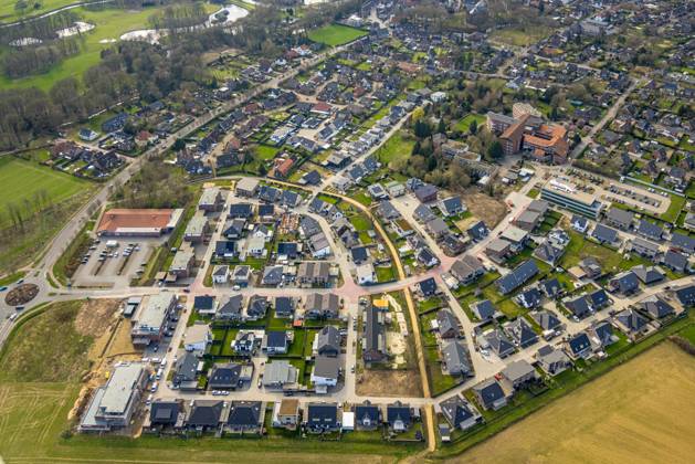 Aerial view, new residential area Linders Feld, traffic circle ...