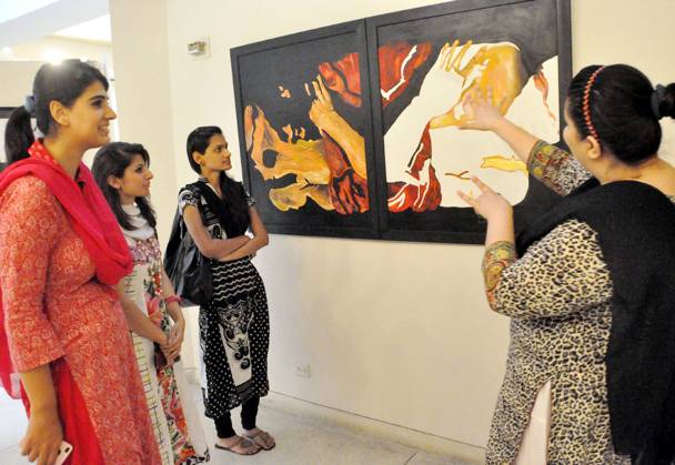 LAHORE, PAKISTAN JUNE 02: Students viewing a picture during an ...