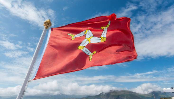 Die Fahne von Isle of Man, Großbritannien, flattert im