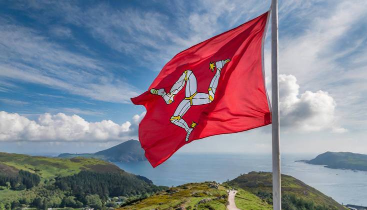 Die Fahne von Isle of Man, Großbritannien, flattert im