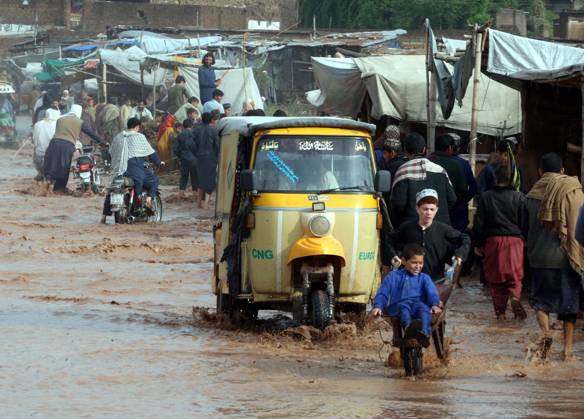 PESHAWAR, PAKISTAN, APR 15: Commuters are facing difficulties in ...