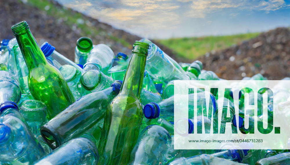 Altglas Altglas auf einem Haufen, nur leere Flaschen, in einem Recyclingbetrieb ...