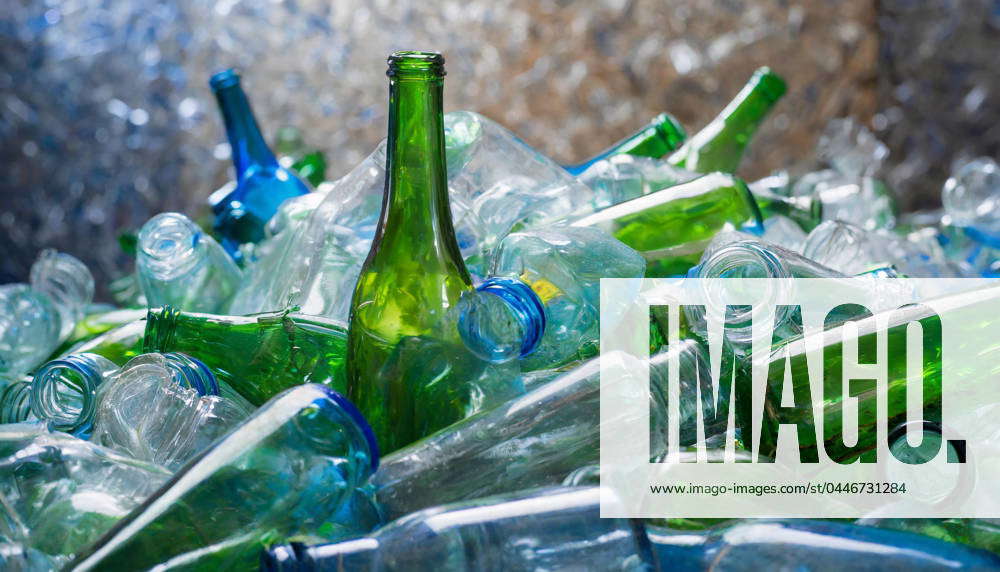 Altglas Altglas auf einem Haufen, nur leere Flaschen, in einem Recyclingbetrieb ...