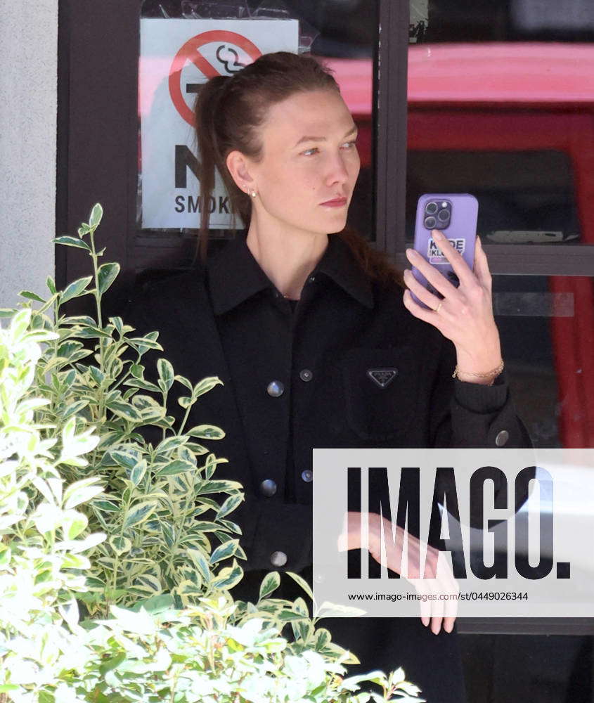 Karlie Kloss Chats On Her Phone - NYC Makeup free model Karlie Kloss chats  on her phone