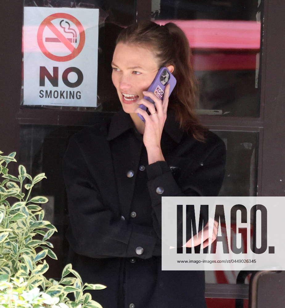 Karlie Kloss Chats On Her Phone - NYC Makeup free model Karlie Kloss chats  on her phone