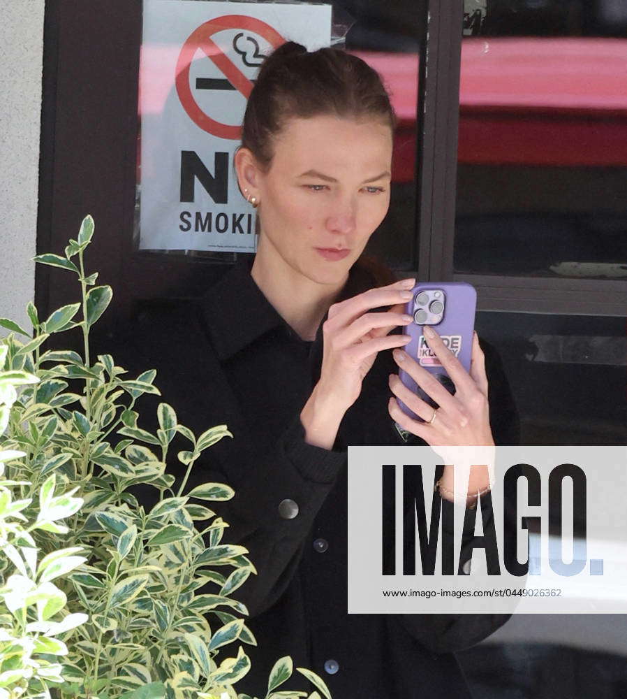 Karlie Kloss Chats On Her Phone - NYC Makeup free model Karlie Kloss chats  on her phone