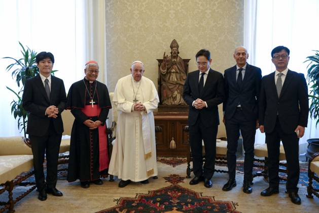 Pope Francis Receives Samsung Delegation - Vatican Pope Francis ...