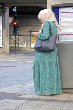 Muslimas in the Ruhr area An elegant Muslim woman walks with a baby ...