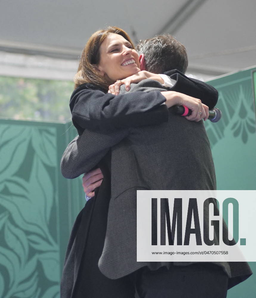 Dayane Mello at the presentation of her new book at the Bergamo fair with  her daughter