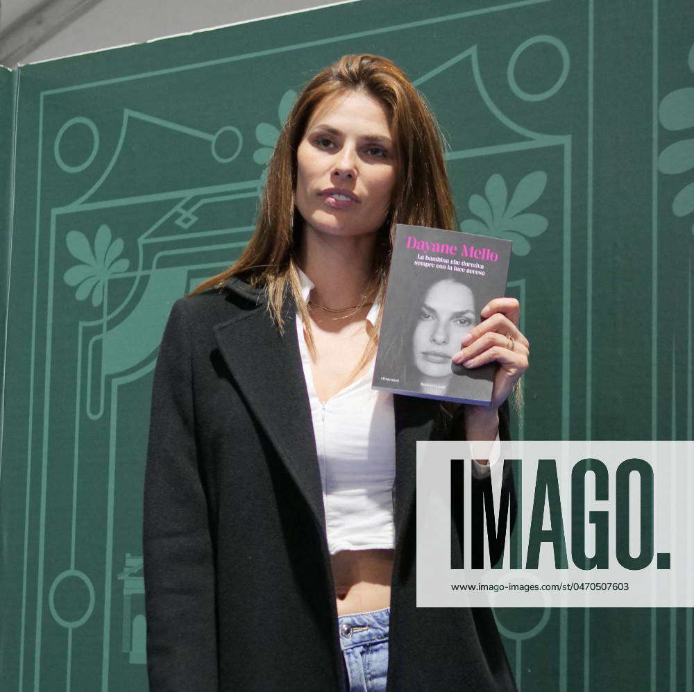 Dayane Mello at the presentation of her new book at the Bergamo fair with  her daughter