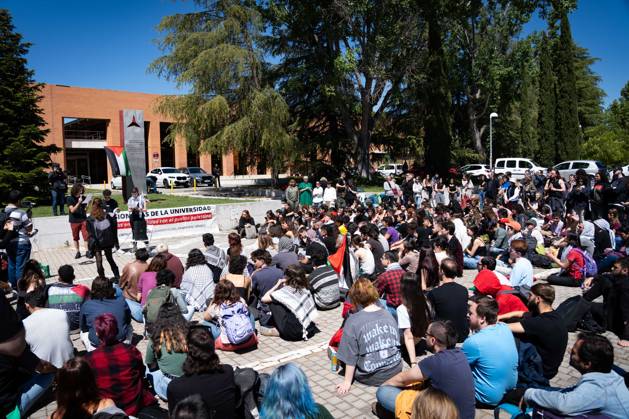 Students from different universities in Madrid organize to setting up ...