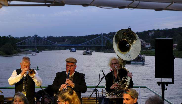 16.5.2024, 52. Internationales Dixieland Festival, Riverboat-Shuffle auf der Elbe, OLd Time Memory Jazzband, Jena, im Hintergrund das Blaue Wunder , Dresden Sachsen *** 16 5 2024, 52 International Dixieland Festival, Riverboat Shuffle on the Elbe, OLd Time Memory Jazzband, Jena, in the background the Blaue Wunder , Dresden Saxony