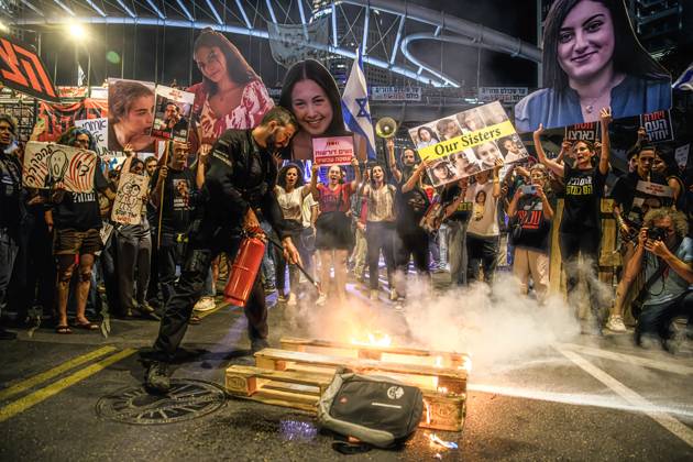 Israelis protest for hostage deal following female soldiers kidnapping ...