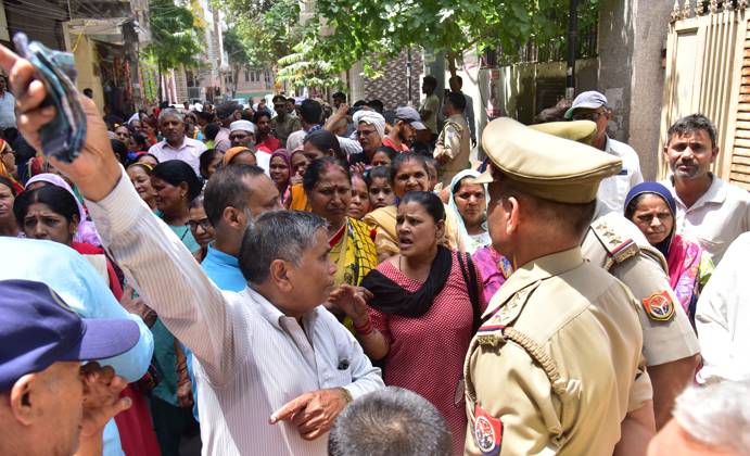 GHAZIABAD, INDIA - JUNE 6: People protesting at Ghaziabad Khoda Nagar ...