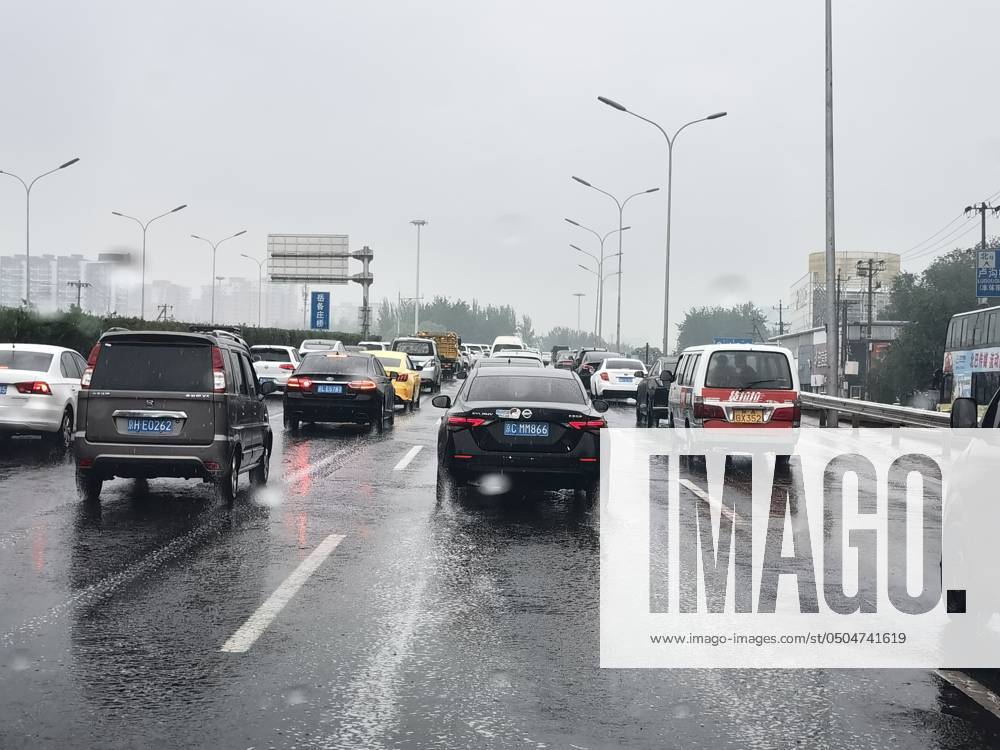 Rainy Gaokao in Beijing Vehicles are jamming in the rain on the West ...