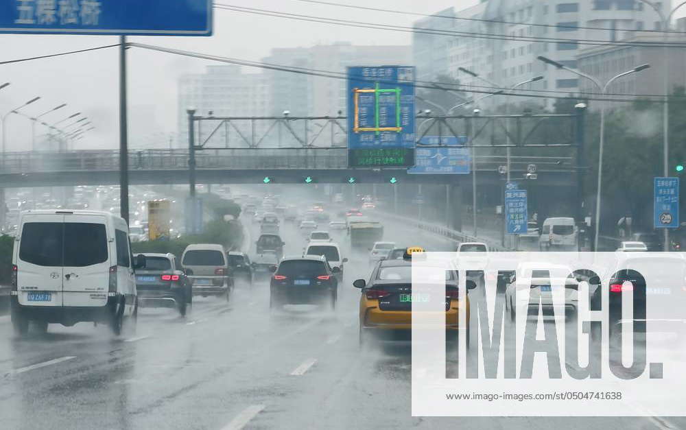 Rainy Gaokao in Beijing Vehicles are jamming in the rain on the West ...