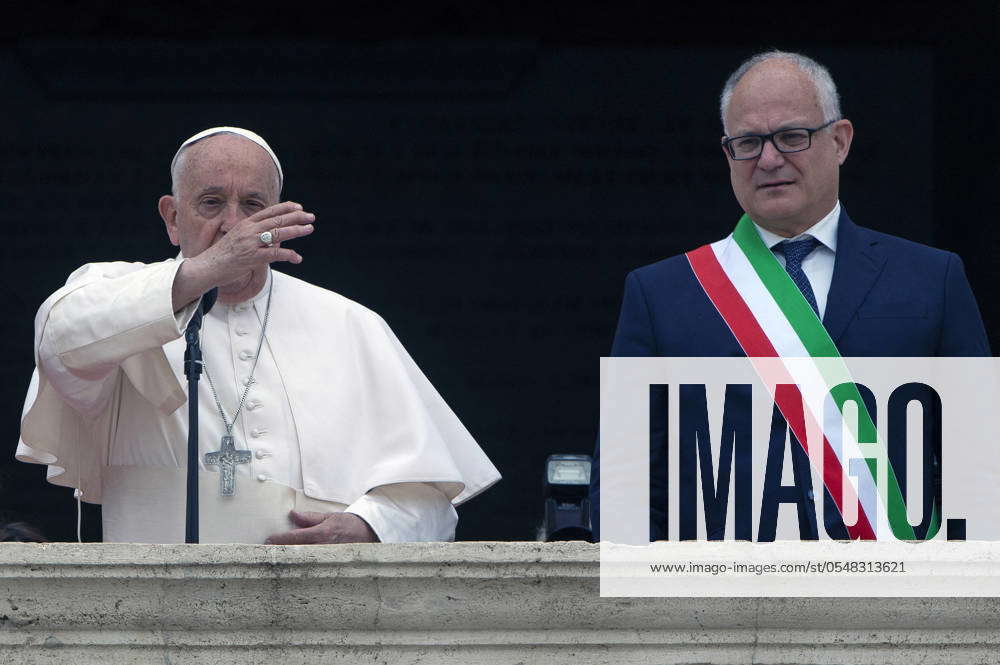 Pope Francis Visit To Capitoline Hill - Rome Pope Francis looks out ...