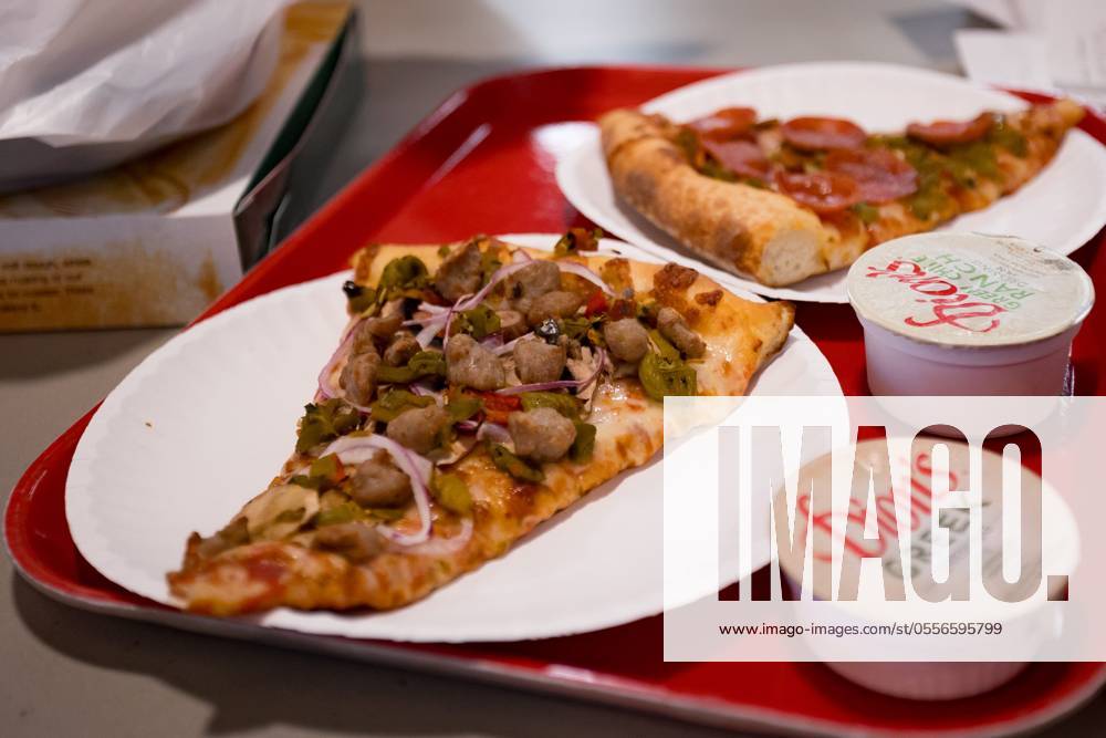 Syndication El Paso Times Pizza is prepared for customers at the soft