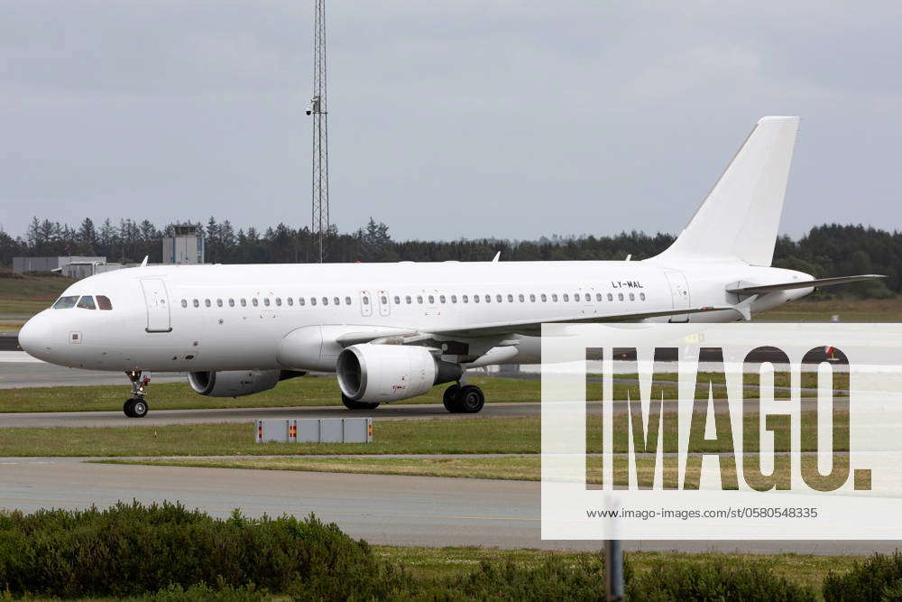 Aircraft And Airline Stock A plain white Airbus A320 is being seen at ...