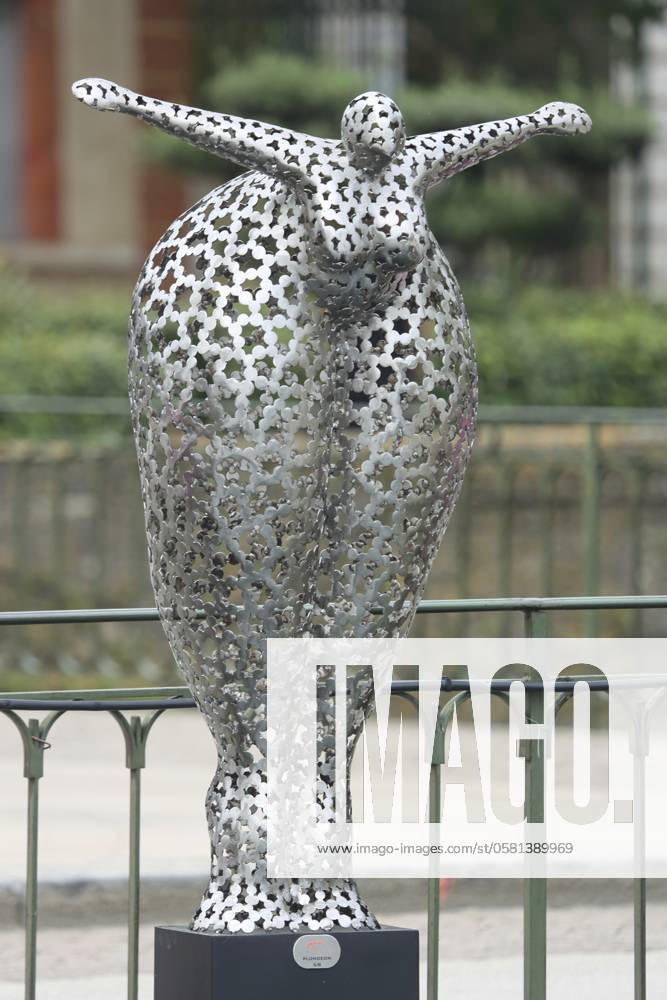 Sculpture Plongeon, Head jump, by Laurent Maëro, Maero, Metal grid ...