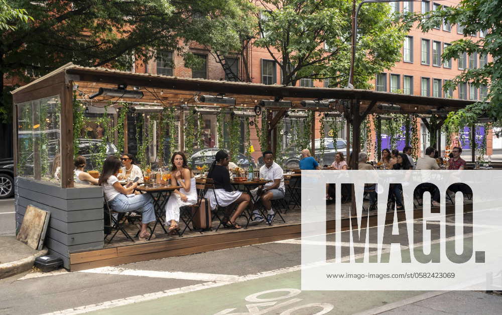 Al fresco in New York Dining al fresco in the Greenwich Village ...