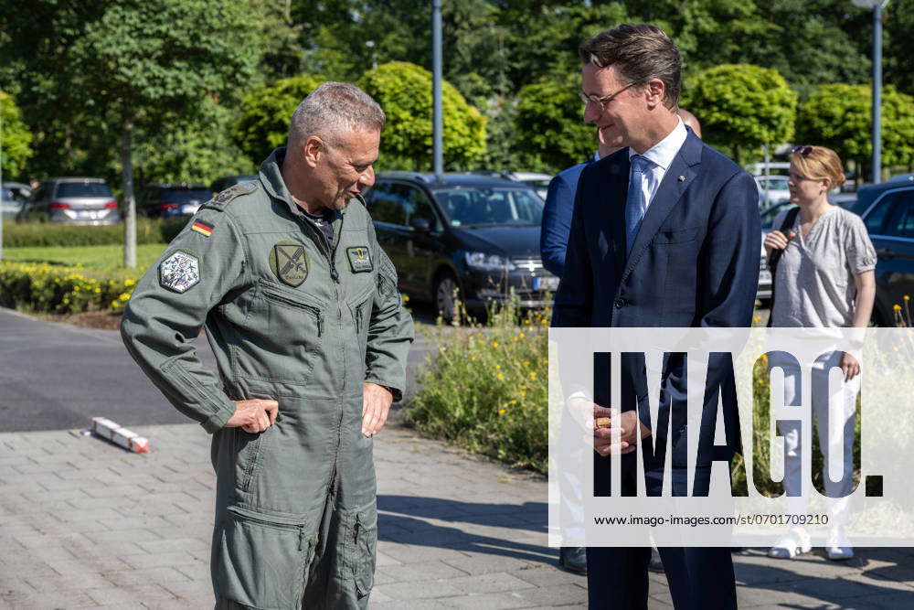 Minister President Hendrik Wüst visits the airbase In the picture Timo ...