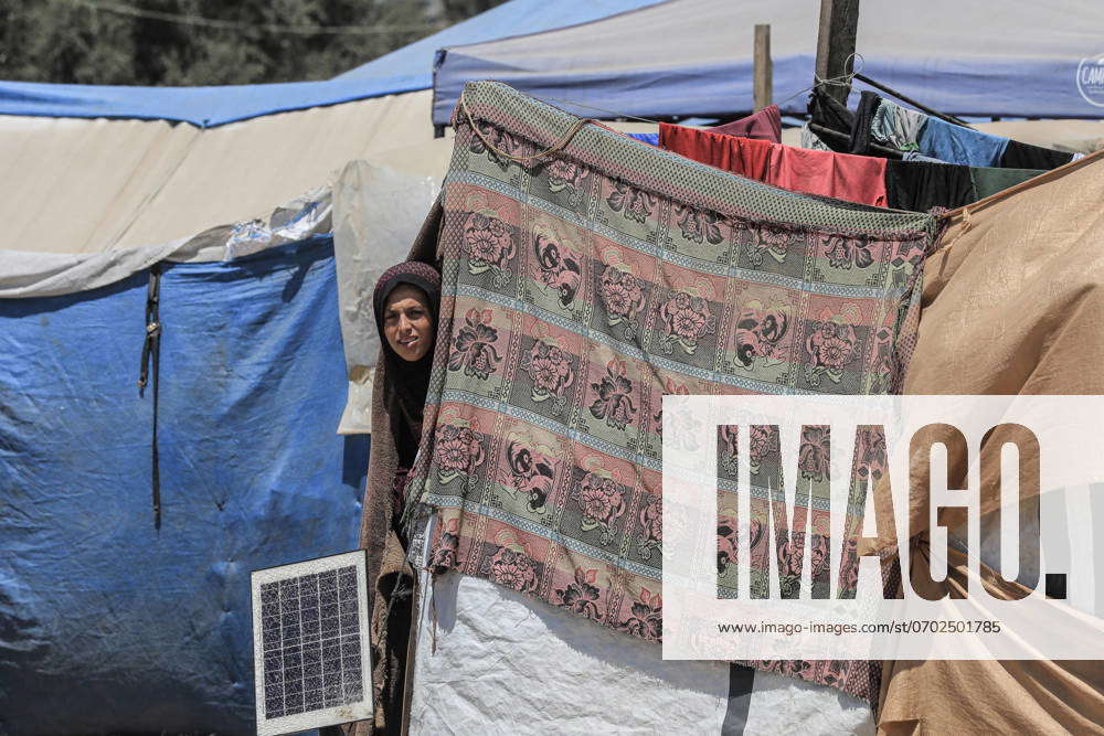 Displaced Palestinian children are walking in front of their makeshift ...