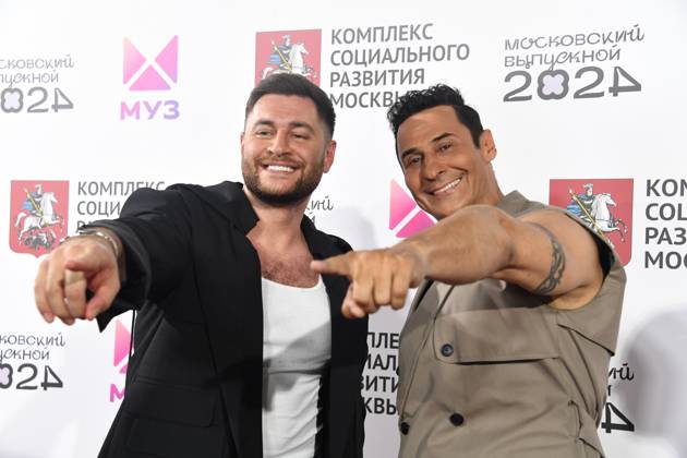 Dava Singer Moscow. Singers DAVA and Stas Kostyushkin at the Moscow Graduation ...