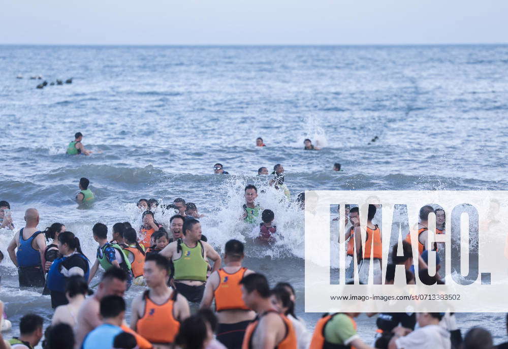 (240719) -- ZHOUSHAN, July 19, 2024 -- Tourists have fun on the beach ...