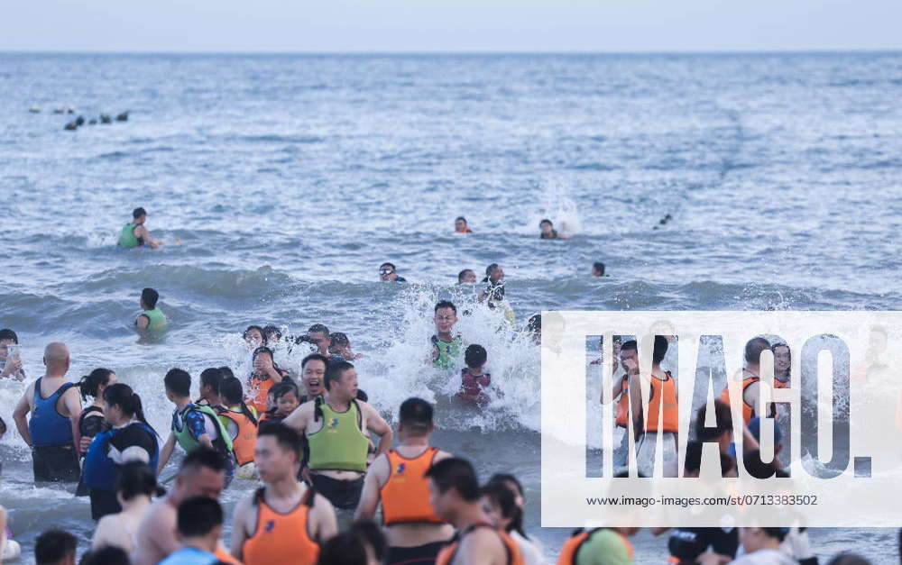 (240719) -- ZHOUSHAN, July 19, 2024 -- Tourists have fun on the beach ...