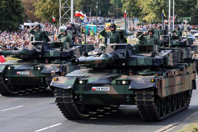 Warsaw, Mazowieckie, Poland: Polish servicemen present armoured vehicle ...