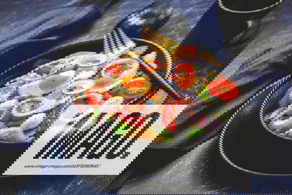 Gemischter Salat mit gebratenen Champignons, Ei und Mozzarella. Low ... Gemischter Salat mit gebratenen Champignons, Ei und Mozzarella. Low ...