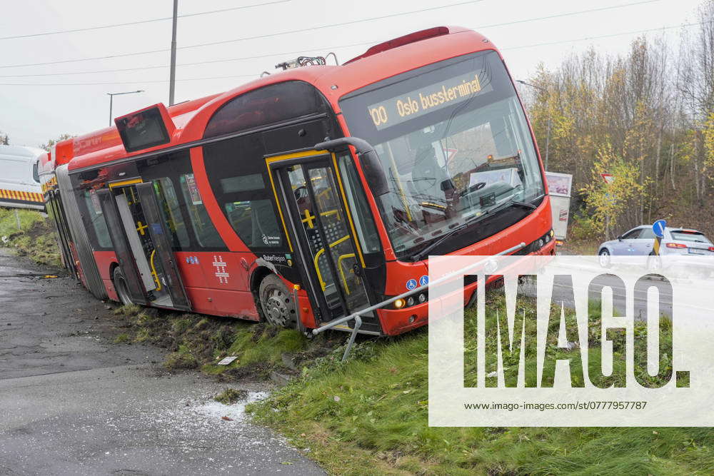 Bus Ran Bus ran off the road Oslo 20241105 Emergency services are in Persveien ...