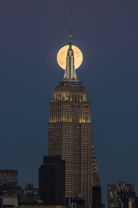 New York, Ny, UNITED STATES: Supermoon is seen near the Empire State ...