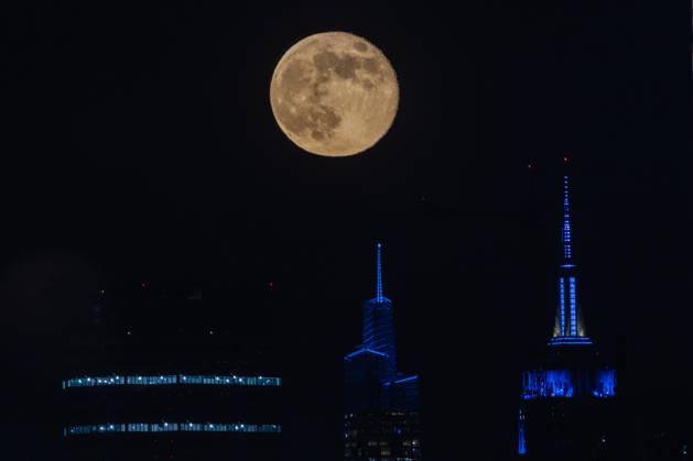 New York, Ny, UNITED STATES: Supermoon is seen near the Empire State ...