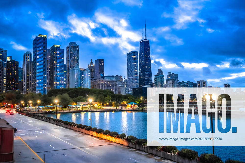 Skyline von Chicago und Riesenrad am Abend vom Navy Pier aus gesehen ...