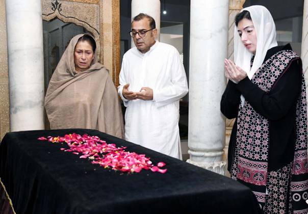 GARHI KHUDA BUX, PAKISTAN, DEC 28: First Lady and Peoples Party Leader ...