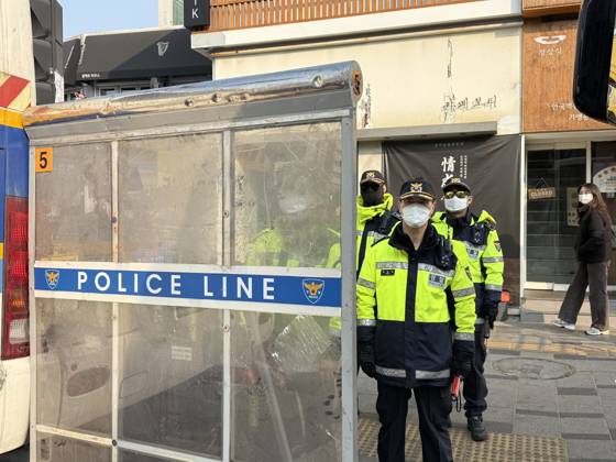 Security Cordon Line SEOUL, SOUTH KOREA - ARPIL 04: The police security set up cordon line ...