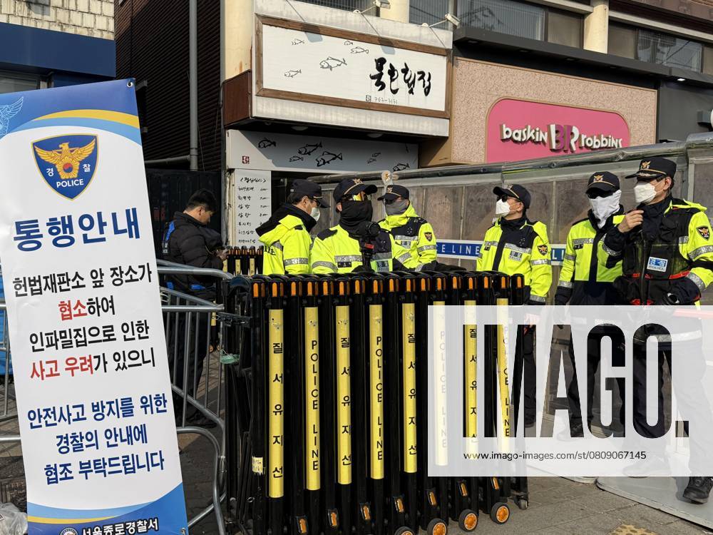 Security Cordon Line SEOUL, SOUTH KOREA - ARPIL 04: The police security set up cordon line ...