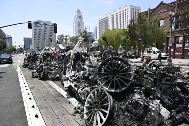 La Riots Vehicles Waymo Vehicles Stock Photos – License High‑Quality Images | IMAGO
