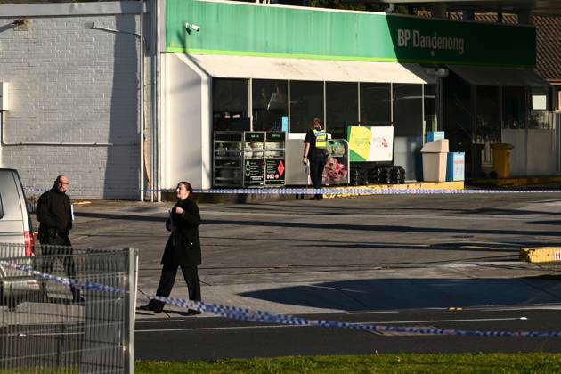 FATAL STABBING MELBOURNE SERVICE STATION, Victoria Police at the scene ...