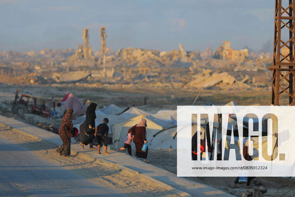 Displaced Palestinians shelter in makeshift tents along Gaza coast GAZA ...