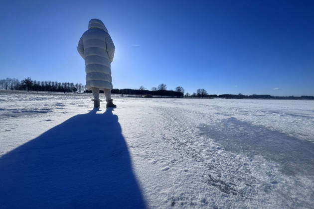 Weather picture from 04 01 2026 Stroller at the icy, frozen Riemer See ...