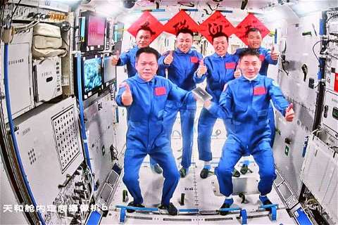 Earth orbit, space travellers on the Shenzhou 18 mission reach Chinese space station